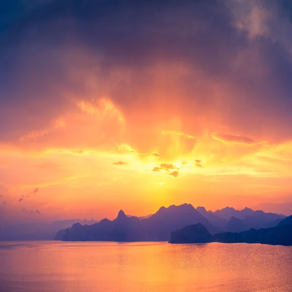 Pôr do sol do mar com bela reflexão — Fotografia de Stock