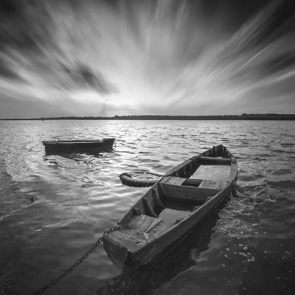 Barcos num rio. Imagem monocromática — Fotografia de Stock