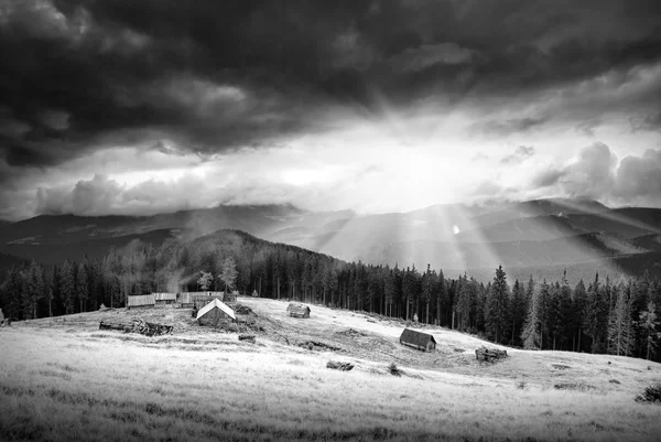 Un tramonto drammatico. Colori monocromi — Foto Stock