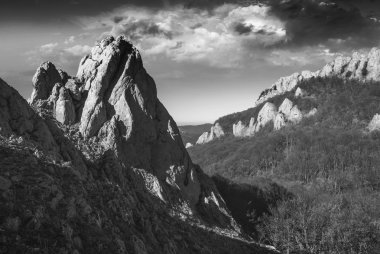Yüksek Crimea dağlar. Siyah ve beyaz