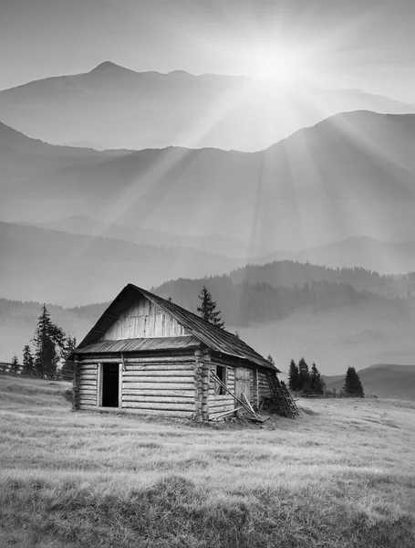 Foggy mountain village. Black and white — Stock Photo, Image