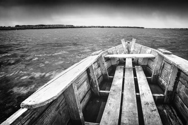 Barco de madera en un río. Blanco y negro —  Fotos de Stock