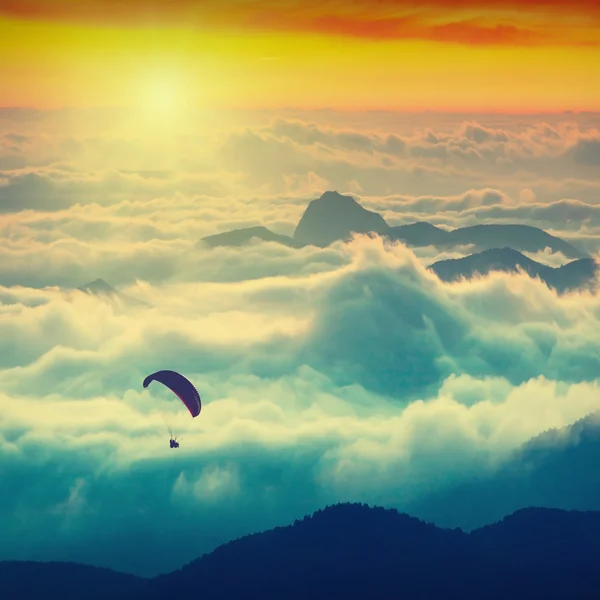 Paraglide sobre as montanhas — Fotografia de Stock