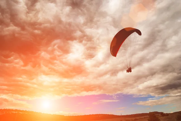 Parapendio sulla valle — Foto Stock