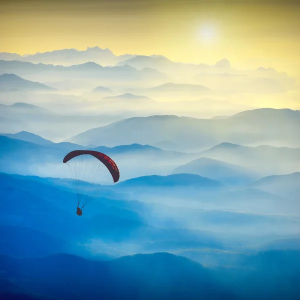 Sílhueta de parapente em uma luz do nascer do sol — Fotografia de Stock