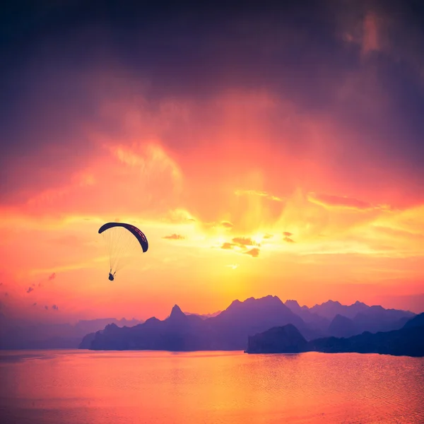 海の夕日にシルエットをパラグライダーで飛ぶ — ストック写真