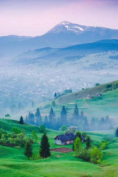 Vila Laseshina sob Hoverla — Fotografia de Stock