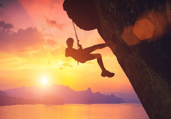 Climber against red sunset — Stock Photo, Image