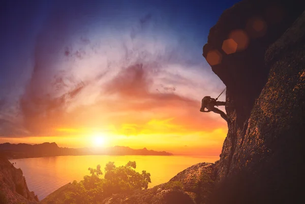 Climber against sunset — Stock Photo, Image