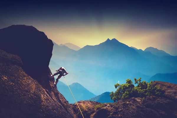 Альпинист в высоких горах — стоковое фото
