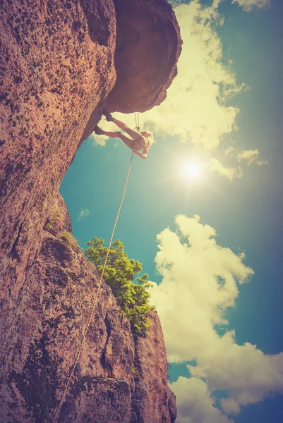 Rock climber mot himlen — Stockfoto