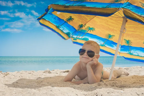 Kid op een strand — Stockfoto