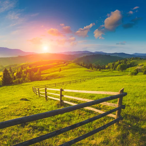 Carpazi montagna villaggio prato — Foto Stock