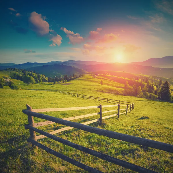 Carpathians montanha aldeia prado. Cores vintage — Fotografia de Stock