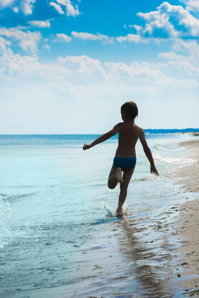 Kind loopt langs het strand 2 — Stockfoto
