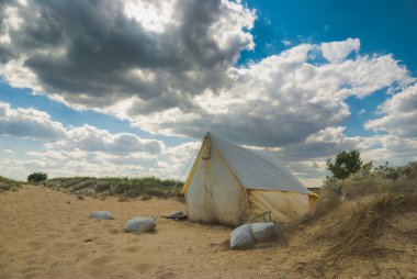 Eski turistik çadır