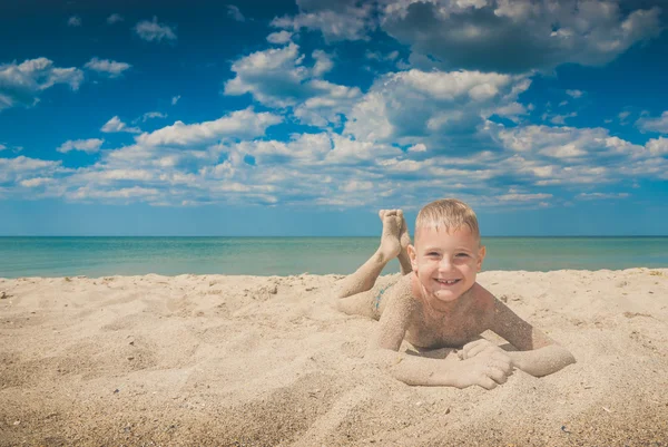 Kid op een strand verzenden — Stockfoto