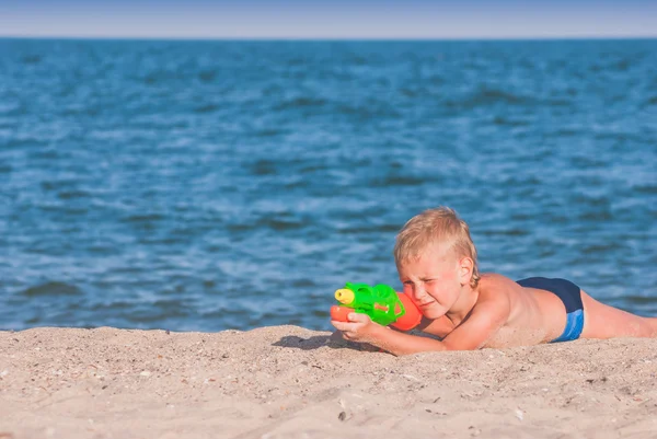 Kleine jongen spelen met water gun automatische waterpistool 4 — Stockfoto