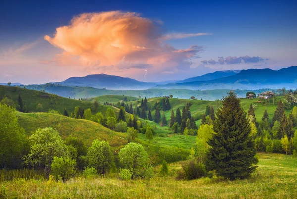 Rote Wolke im Karpatenhimmel — Stockfoto