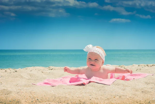 Baby op een strand — Stockfoto