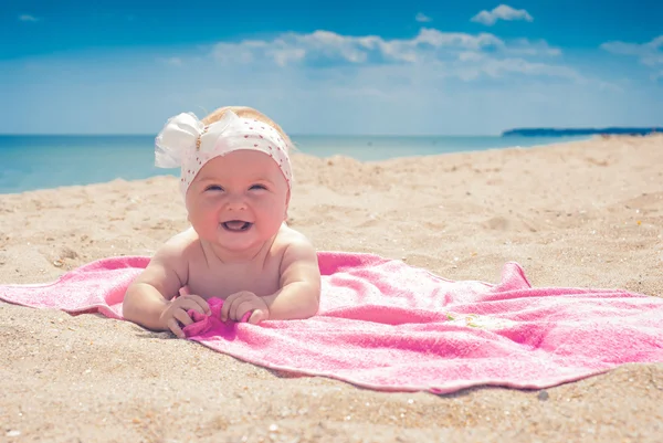 Baby op een strand 1 — Stockfoto