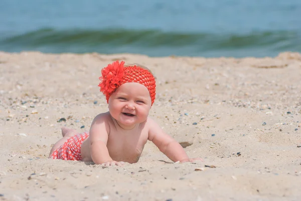 Baby op een zand 1 — Stockfoto