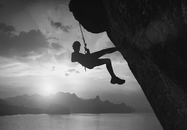 Силуэт альпиниста на скале — стоковое фото