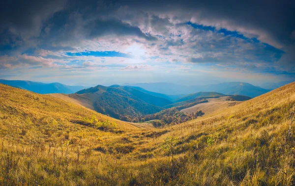 Karpat Dağları'nda renkli günbatımı — Stok fotoğraf