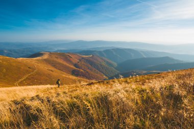 Fotoğrafçı bir dağlarda