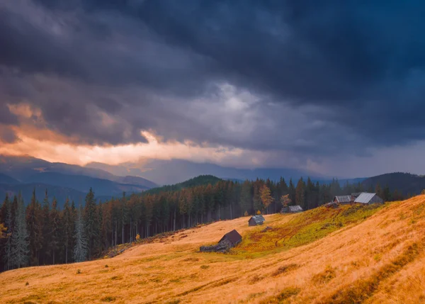 Dark stormy clouds over the village — Stock Photo, Image