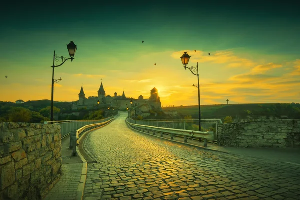 Gamla trottoaren till det gamla slottet. Vintage — Stockfoto