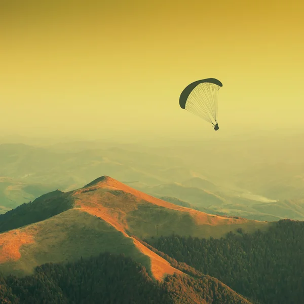 Paraglide silhouette in a Carpathian mountains. Vintage — 스톡 사진