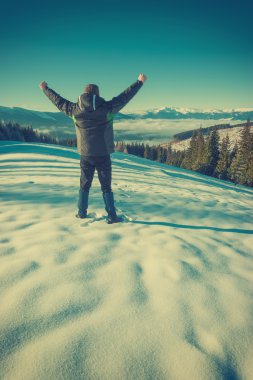 Uzun bir kış dağlarda yürüyüşe çıkan kimse. Vintage renkleri