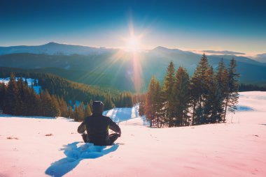 Uzun yürüyüşe çıkan kimse görkemli kış günbatımı keyfini çıkarın
