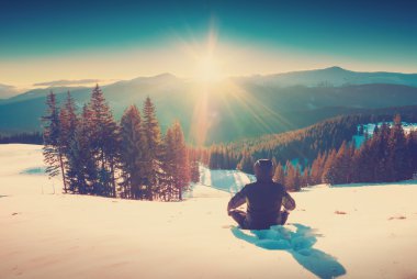 Uzun yürüyüşe çıkan kimse görkemli kış günbatımı keyfini çıkarın. Vintage renkleri