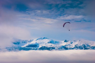 Paraglide karla kaplı tepeler üzerinde