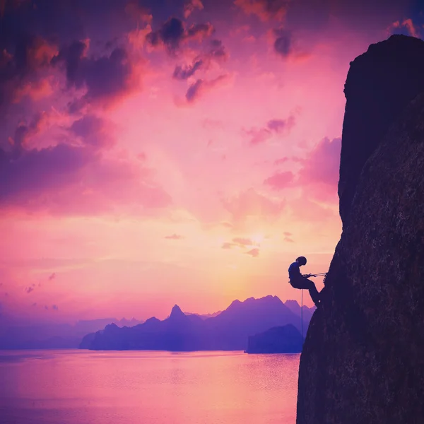 Ορειβάτης κατά το ηλιοβασίλεμα. Vintage εικόνα — Φωτογραφία Αρχείου