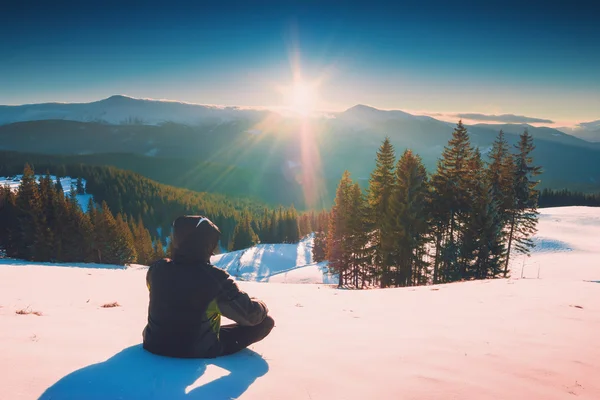Randonneur relaxant sur une neige fraîche et profiter du coucher du soleil — Photo