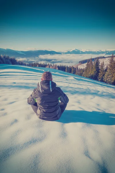 Turista relaxaci na čerstvém sněhu. Vinobraní barvy — Stock fotografie