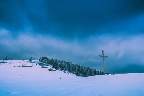 Croix en bois sur une colline de montagne — Photo