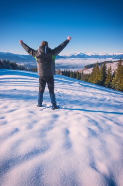 uzun bir kış dağlarda yürüyüşe çıkan kimse