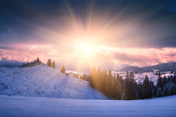 Zonsondergang in de kleurrijke winter — Stockfoto