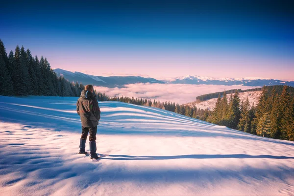 Tramp v Karpatech zimní horské údolí — Stock fotografie