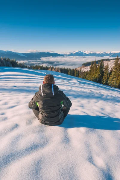 Turista relaxaci na čerstvém sněhu — Stock fotografie