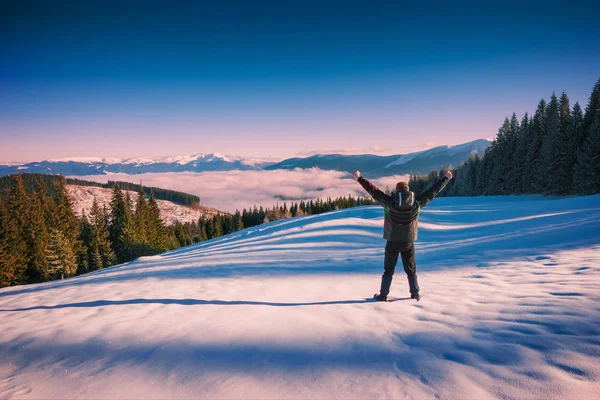 Turista se zvedl ruce v zimních Karpat — Stock fotografie