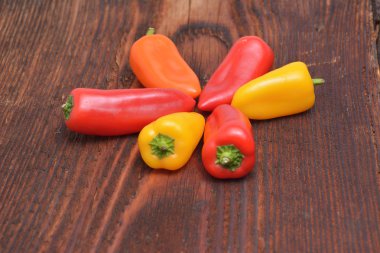 ahşap arka plan üzerinde renkli biber