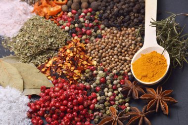 farklı baharat ve bitkilerle kompozisyon