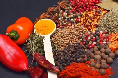 farklı baharat ve bitkilerle kompozisyon