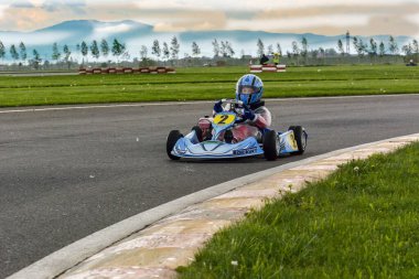 PREJMER, BRASOV, ROMANIA - 3 MAYIS: Ulusal Karting Şampiyonası Dunlop 2015 'te 3 Mayıs 2015' te Romanya 'nın Prejmer kentinde yarışan bilinmeyen pilotlar