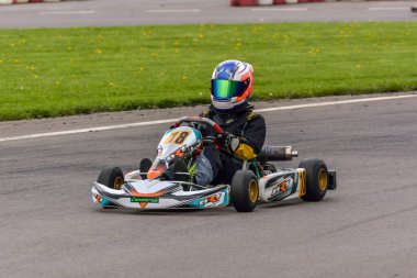 PREJMER, BRASOV, ROMANIA - 3 MAYIS: Ulusal Karting Şampiyonası Dunlop 2015 'te 3 Mayıs 2015' te Romanya 'nın Prejmer kentinde yarışan bilinmeyen pilotlar